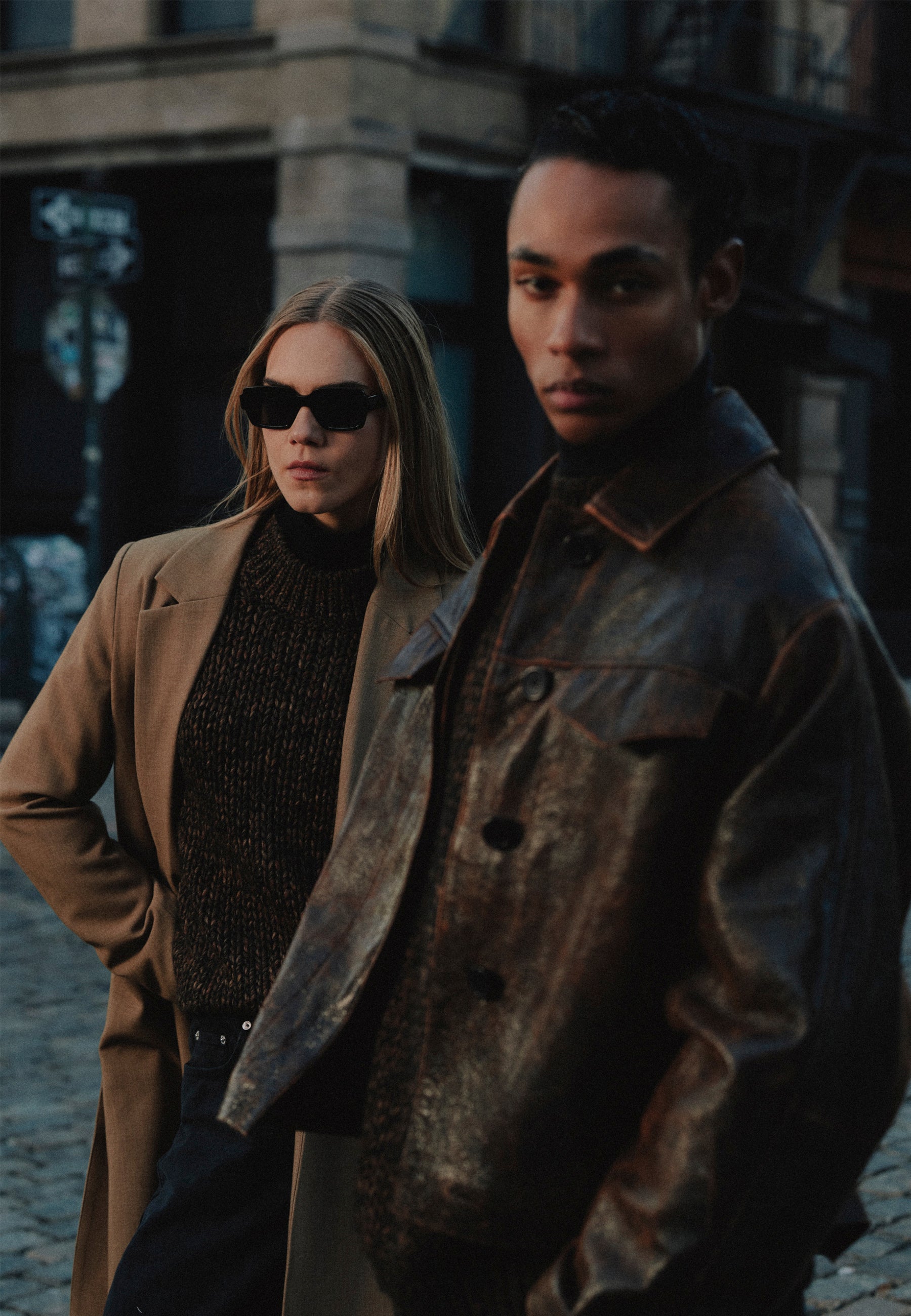 Mand og kvinde i storbyen i ført tøj fra Minimum