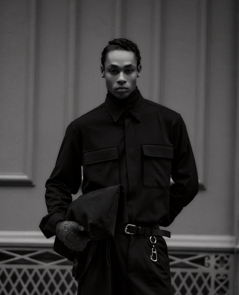 Mand iført ternet overskjorte