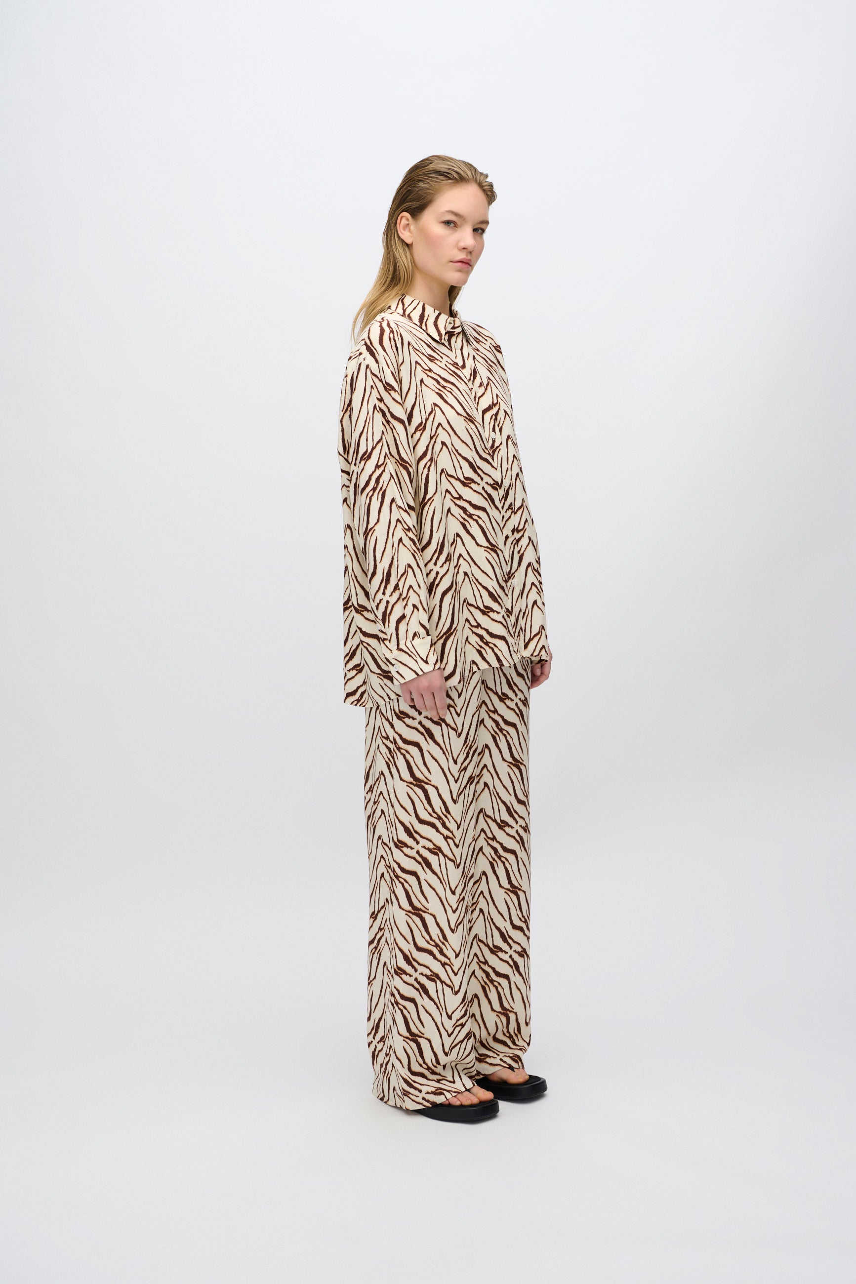 minimum female Harper langærmet skjorte i hørblanding 4263 Long Sleeved Shirt 1235 Sandstorm