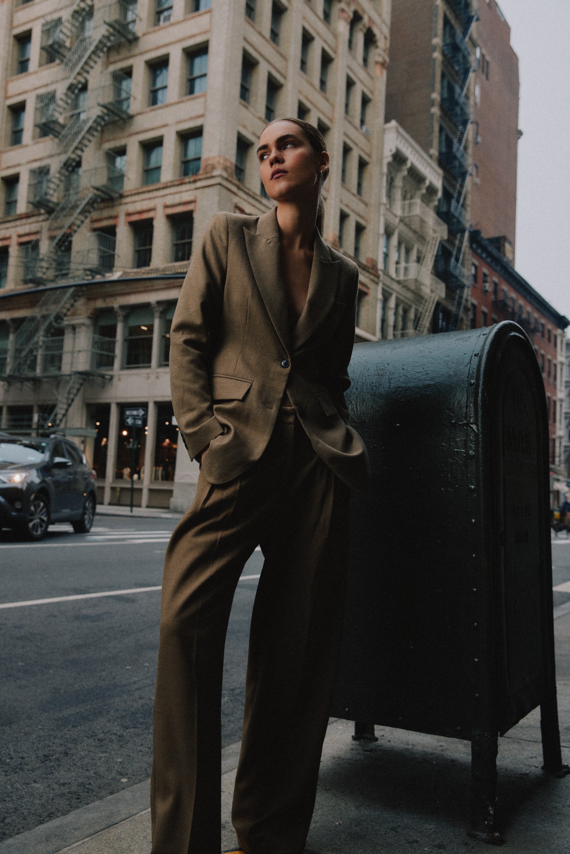 Kvinde i beige jakkesæt i New Yorks gader