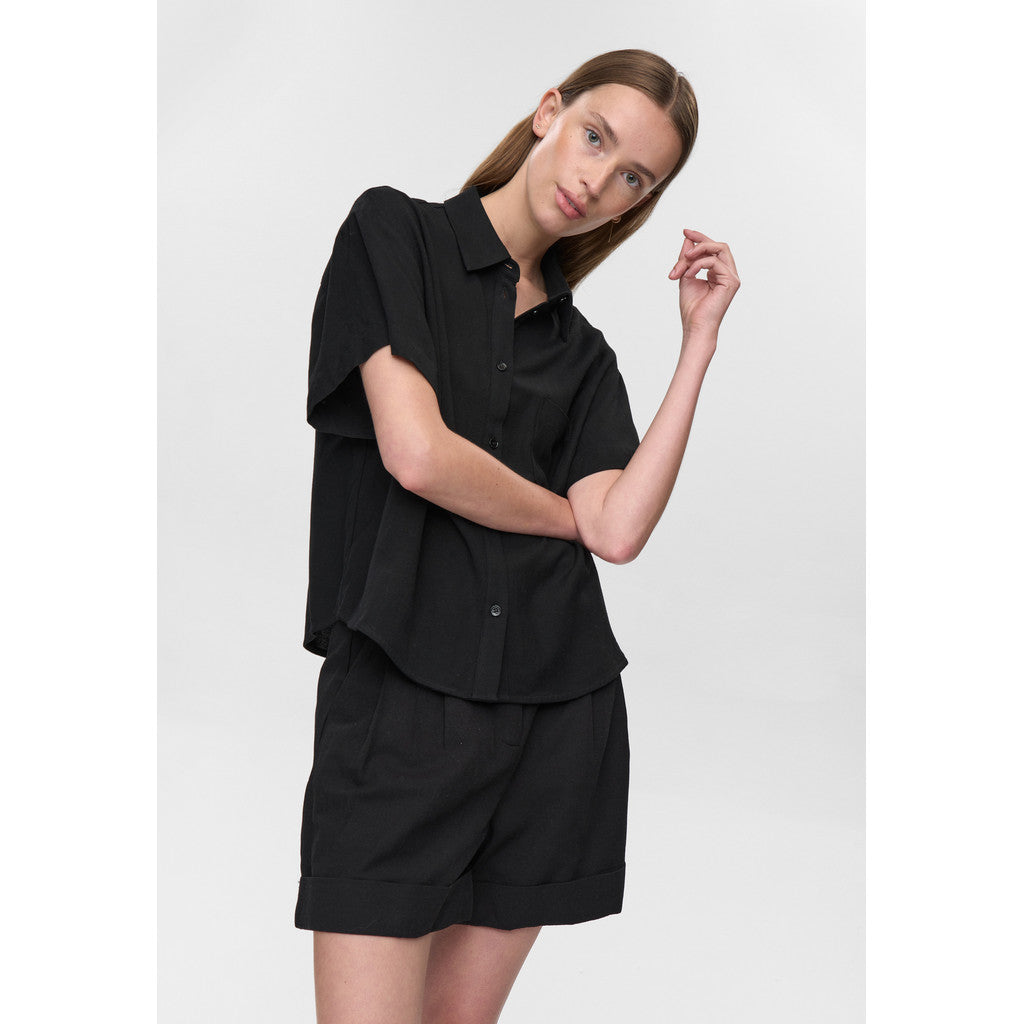 minimum female Sage kortærmet skjorte 3069 Short Sleeved Shirt 999 Black